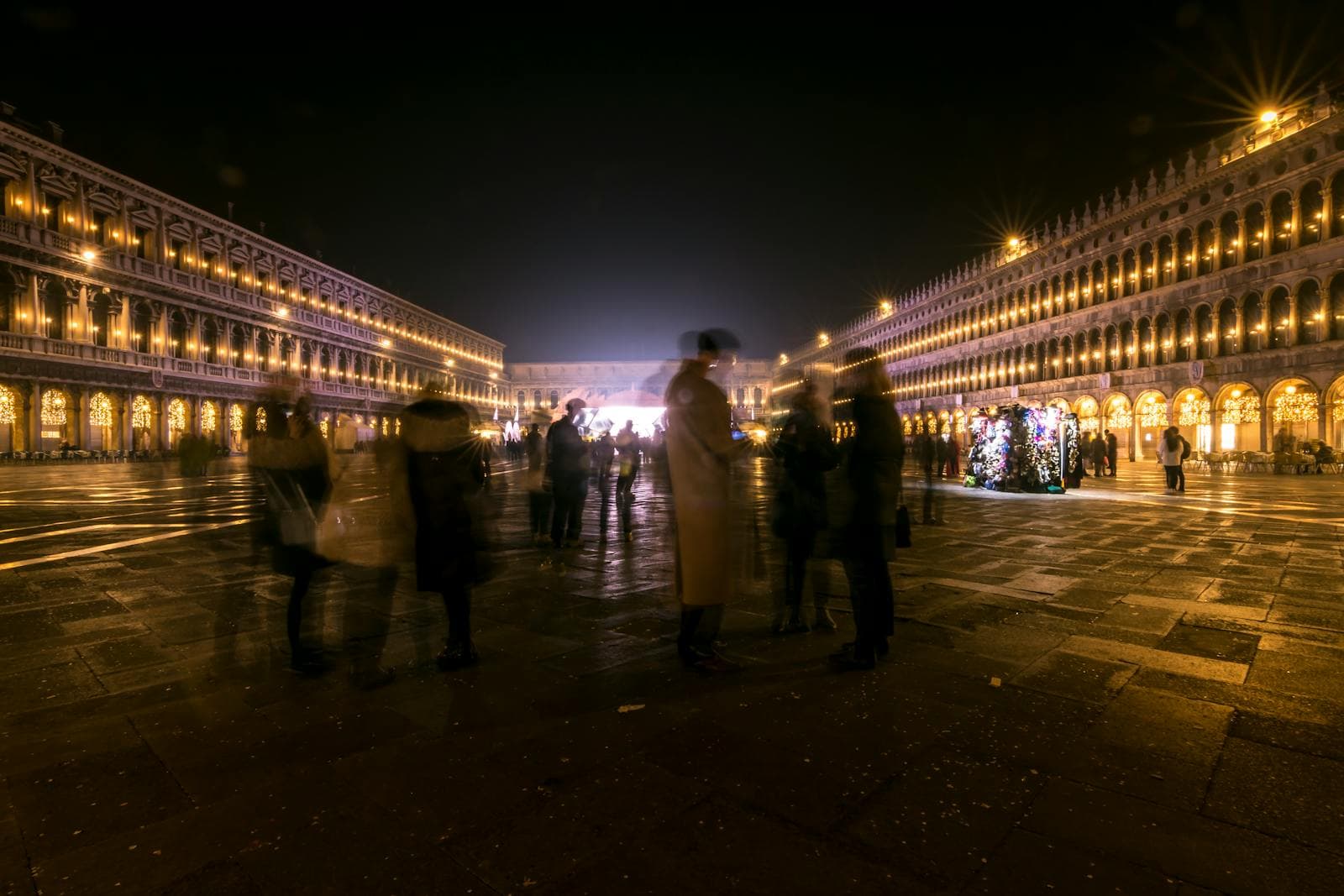 Piazza animata di sera