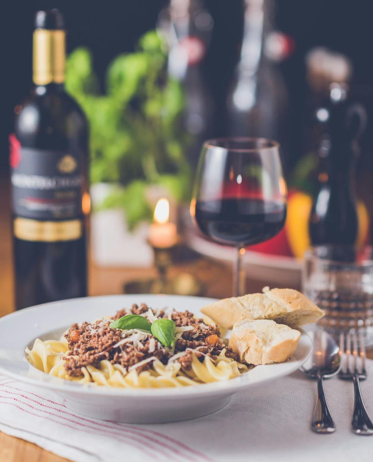 Piatto di pasta con bicchiere di vino