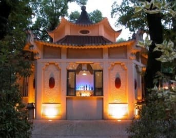 Lo Chalet restaurato, illuminato di sera